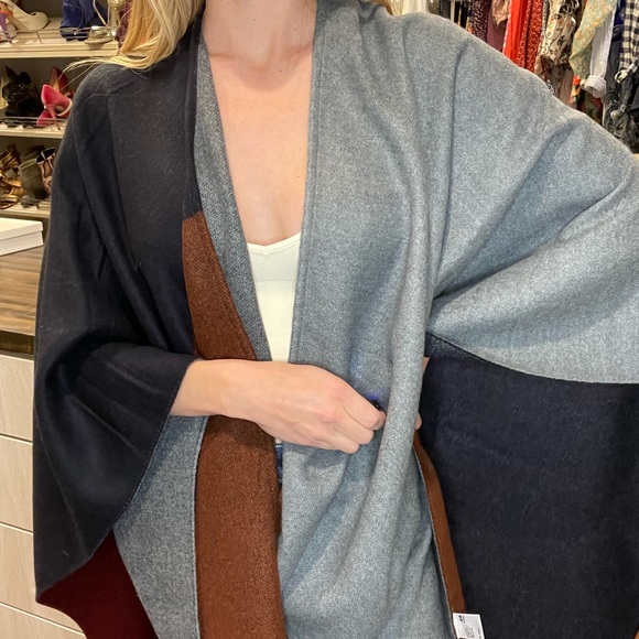 Uniqlo poncho - Picture 1 of 5